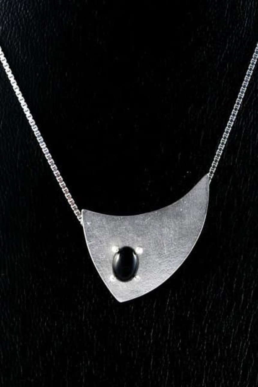 Anhänger; Silber und Onyx